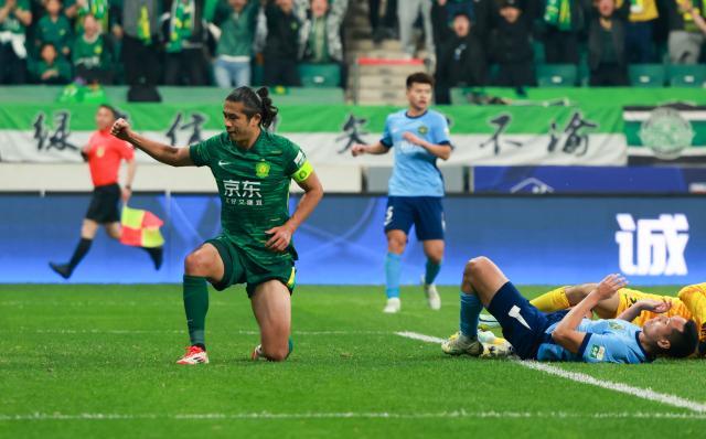 1743945819970088236.jpg 华体会数据中心-【中超】法比奥破门+造乌龙 国安2比0浙江主场首胜