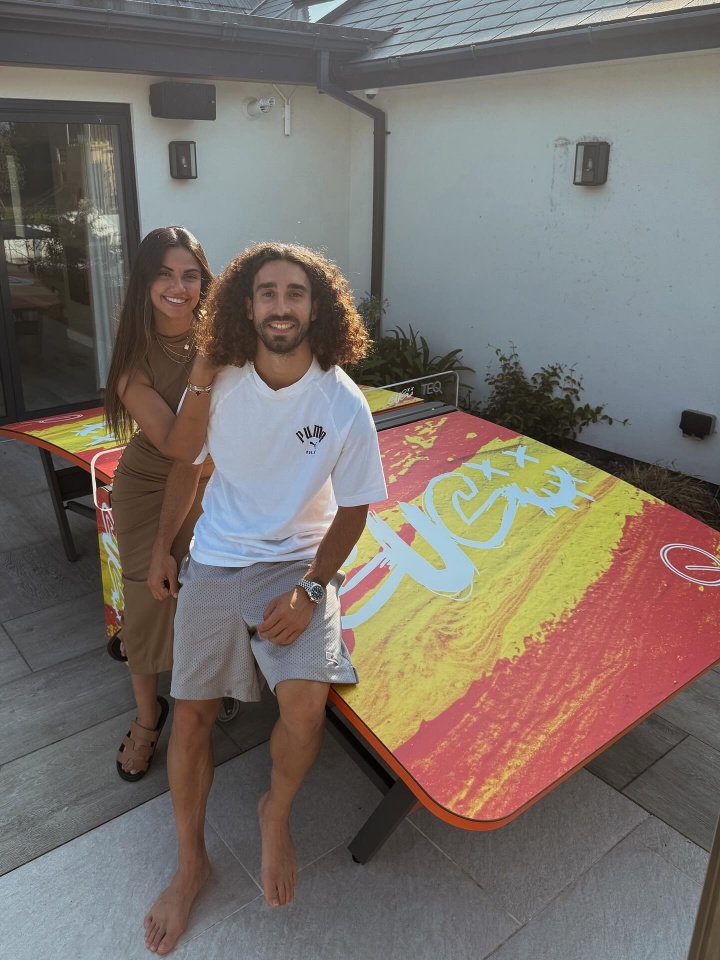 华体会app下载-小吧社交特辑：胡梅尔斯伴侣海滨悠闲休憩 瓦尔加尽展健美体态