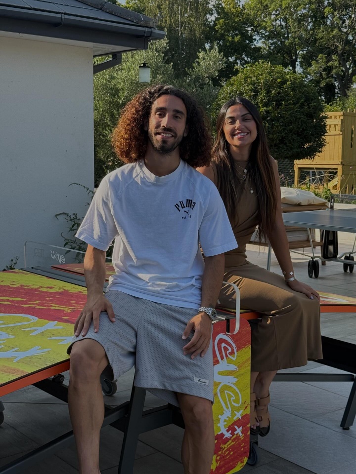 华体会app下载-小吧社交特辑：胡梅尔斯伴侣海滨悠闲休憩 瓦尔加尽展健美体态