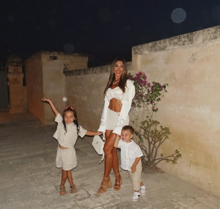 华体会app下载-小吧社交特辑：胡梅尔斯伴侣海滨悠闲休憩 瓦尔加尽展健美体态