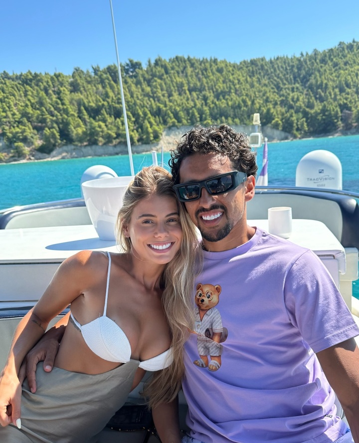 华体会app下载-小吧社交特辑：胡梅尔斯伴侣海滨悠闲休憩 瓦尔加尽展健美体态