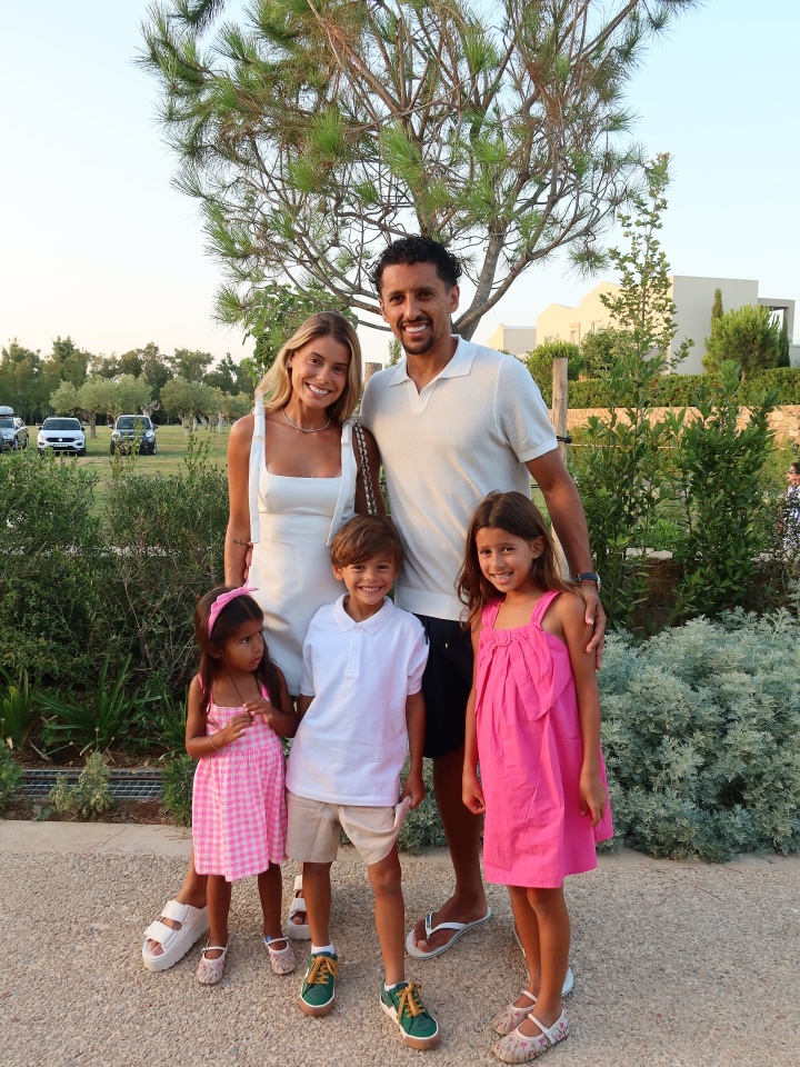 华体会app下载-小吧社交特辑：胡梅尔斯伴侣海滨悠闲休憩 瓦尔加尽展健美体态