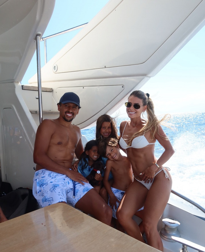 华体会app下载-小吧社交特辑：胡梅尔斯伴侣海滨悠闲休憩 瓦尔加尽展健美体态