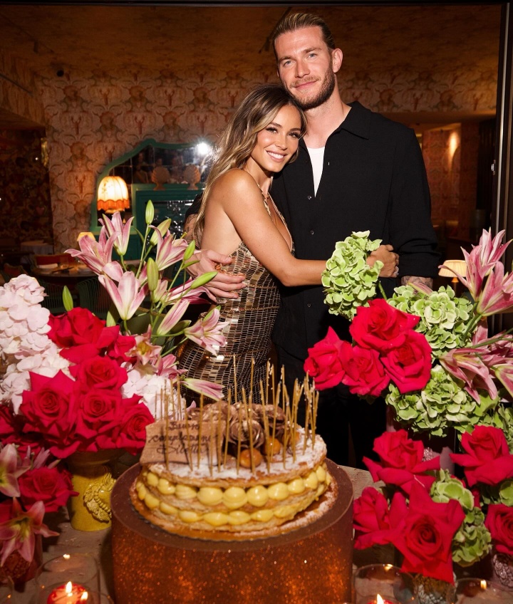 华体会app下载-小吧社交特辑：胡梅尔斯伴侣海滨悠闲休憩 瓦尔加尽展健美体态