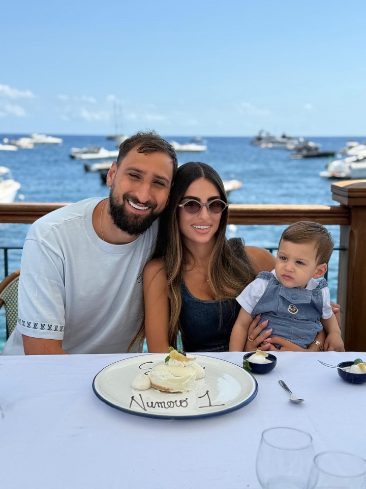 华体会app下载-小吧社交特辑：胡梅尔斯伴侣海滨悠闲休憩 瓦尔加尽展健美体态