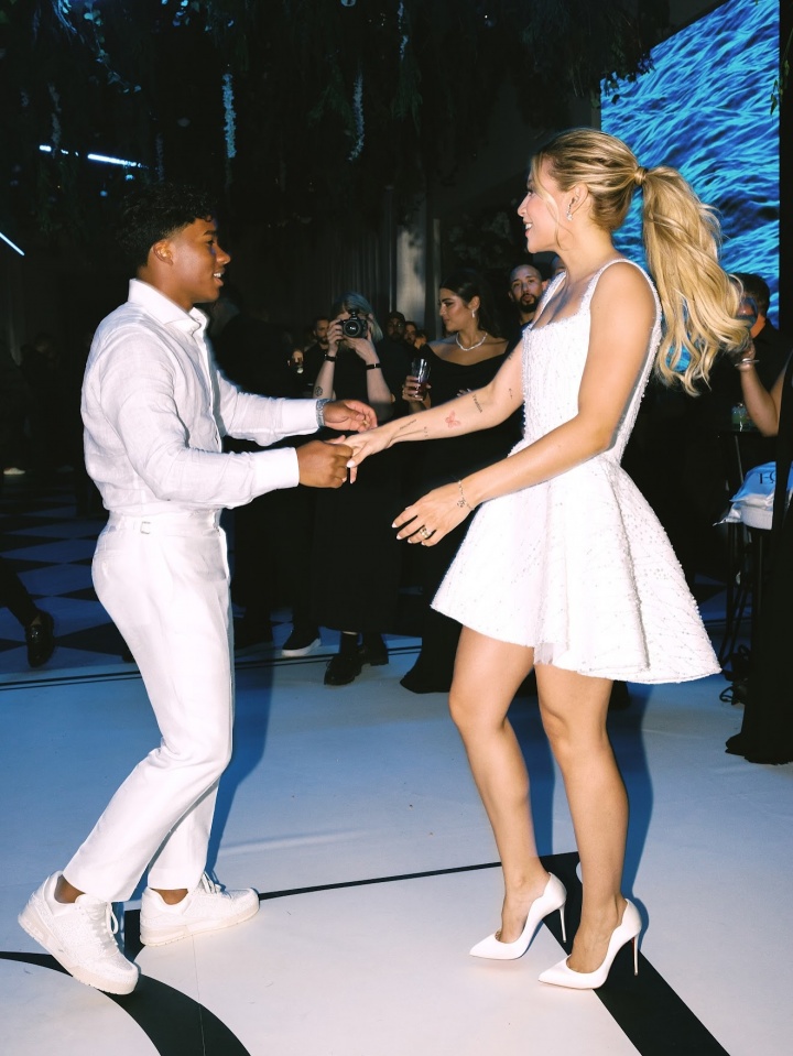 华体会app下载-小吧社交特辑：胡梅尔斯伴侣海滨悠闲休憩 瓦尔加尽展健美体态