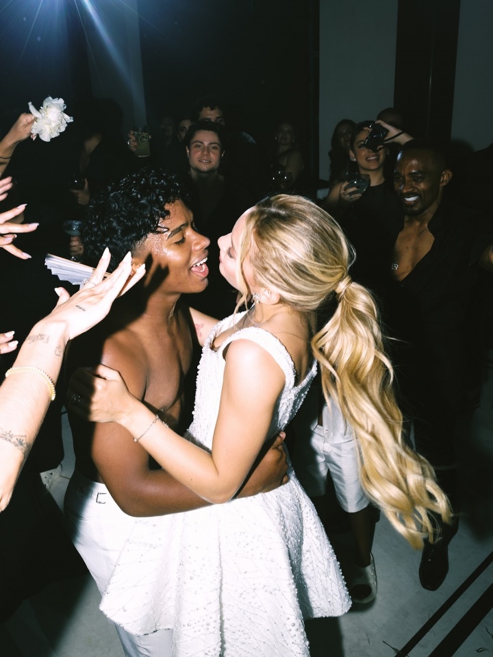 华体会app下载-小吧社交特辑：胡梅尔斯伴侣海滨悠闲休憩 瓦尔加尽展健美体态