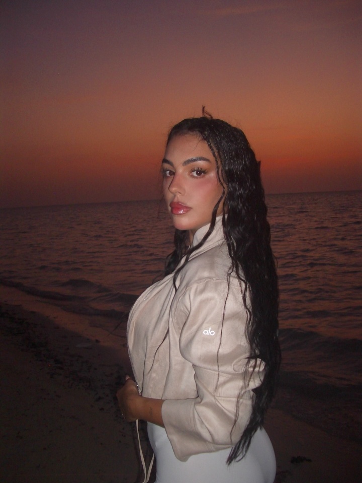 华体会app下载-小吧社交特辑：胡梅尔斯伴侣海滨悠闲休憩 瓦尔加尽展健美体态