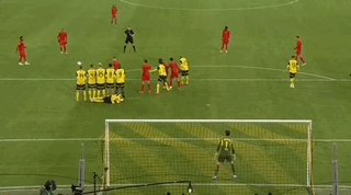 1733028199298024166.gif 华体会数据中心-穆西亚拉进球绝平,聚勒被球闷倒干扰多特防线?