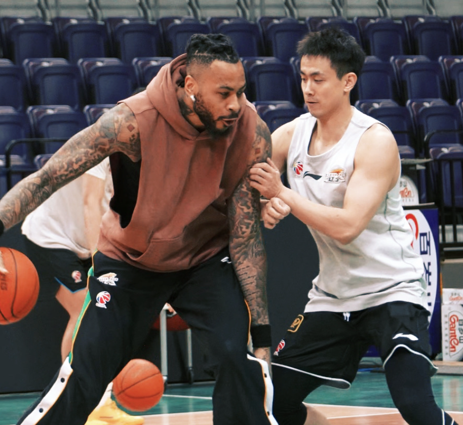 备战青岛！赵继伟开启合练但缺席今晚比赛，杨鸣展望对手给足认可