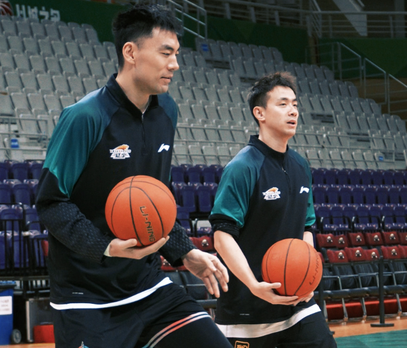 备战青岛！赵继伟开启合练但缺席今晚比赛，杨鸣展望对手给足认可