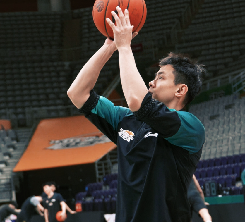 备战青岛！赵继伟开启合练但缺席今晚比赛，杨鸣展望对手给足认可