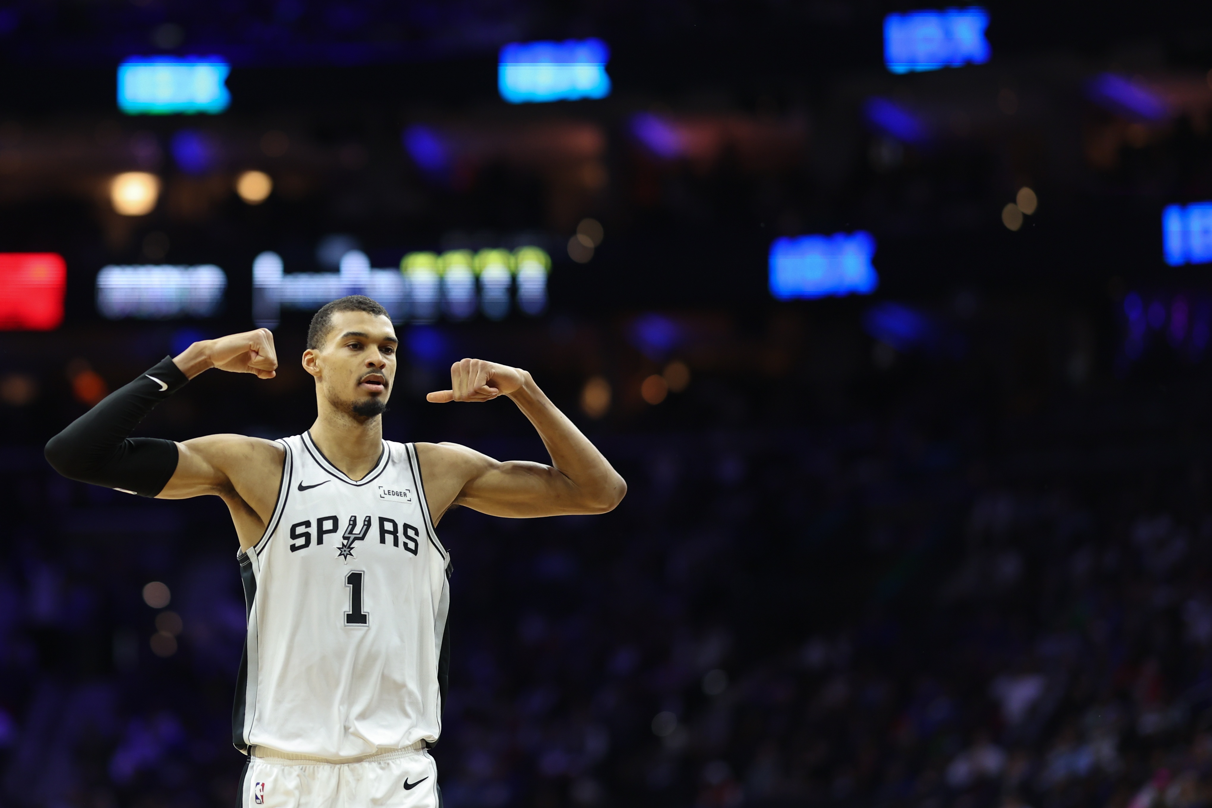 华体会数据中心-放空申京&amp;阿门5米！申谢两个防守黑洞 打火箭包夹KD先赢一半？