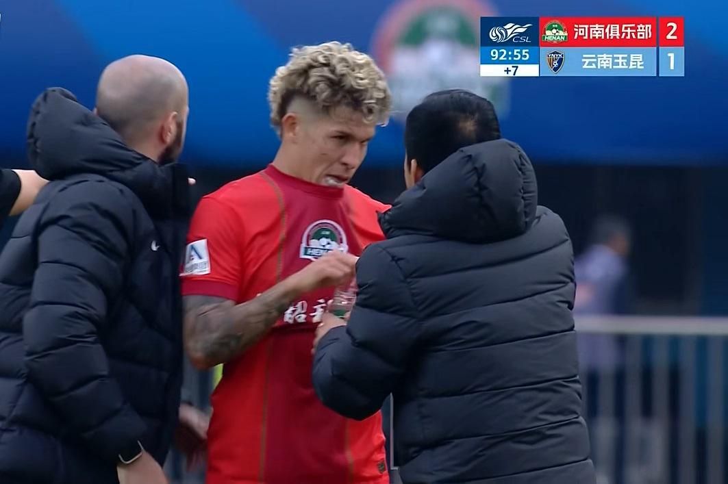 华体会官方入口-河南锋无力隐现?5次得分机会浪费4次,姆布拉中超首球仍差强人意